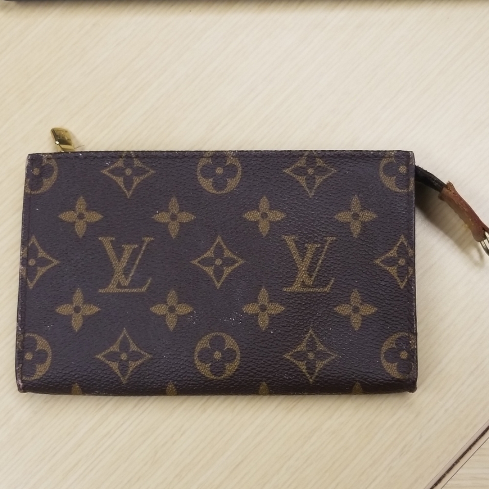 **SOLD** Louis Vuitton Monogram Toiletry Pouch - Picture 2 of 8